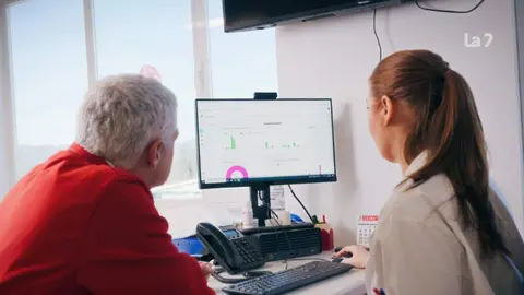El Hospital Virgen de la Arrixaca ha incorporado 'Lola', una IA que llama a m&aacute;s de 100 pacientes con miocardiopat&iacute;a hipertr&oacute;fica. En su primer a&ntilde;o, detect&oacute; 50 alertas y liber&oacute; 116 horas de trabajo sanitario. Descubre c&oacute;mo funciona.
