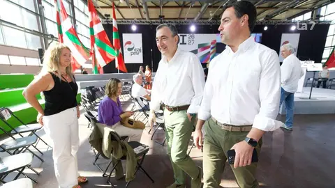 El presidente del PNV, Aitor Esteban, junto al lehendakari, Imanol Pradales