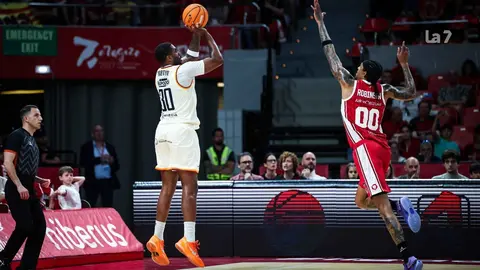 Kelan Martin lanza un triple