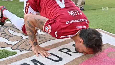 Pedro Le&oacute;n besa el escudo del Real Murcia