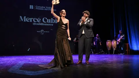 Fernando L&oacute;pez Miras con una de las galardonada al Premios Brilla