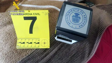 Sello del Ayuntamiento de Archena localizado en la vivienda del funcionario detenido (Guardia Civil)