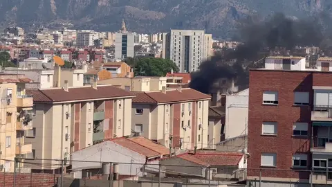 Incendio en un tercer piso de un bloque de viviendas situado en la pedan&iacute;a murciana de Espinardo (foto: La 7)