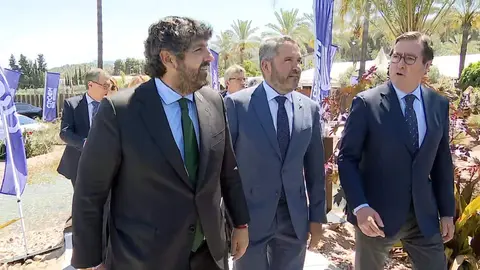 Fernando L&oacute;pez Miras, presidente de la Regi&oacute;n de Murcia (Izq.); Miguel L&oacute;pez Abad, presidente de CROEM (Centr.); y Antonio Garamendi, presidente de CEOE (Drcha.) | (Foto: La 7)