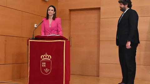 Isabel Ayala, en su toma de posesi&oacute;n como consejera de Salud, junto al presidente del Gobierno regional, Fernando L&oacute;pez Miras | Foto: Europa Press