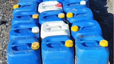 Bidones de combustible incautados en una playa de Lorca por la Guardia Civil
