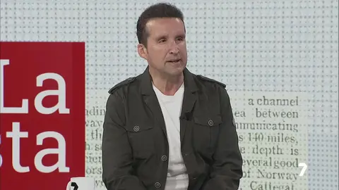 El murciano &Aacute;lvaro Pe&ntilde;a presenta en Madrid la exposici&oacute;n &lsquo;Se est&aacute; haciendo tarde&rsquo; (foto: La 7)