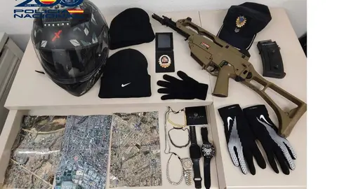 Se incautaron mapas de ciudades costeras con la selecci&oacute;n de posibles objetivos, gran cantidad de joyas, dinero en efectivo e imitaciones de prendas de vestir de las Fuerzas y Cuerpos de Seguridad
- POLIC&Iacute;A NACIONAL
