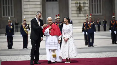 Le&oacute;n XIV, recibido con honores por los reyes y sus hijas a su llegada al Palacio Real (foto: EP)
