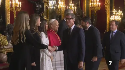 L&oacute;pez Miras saluda al papa Le&oacute;n XIV en el Palacio Real de Madrid (foto: La 7)