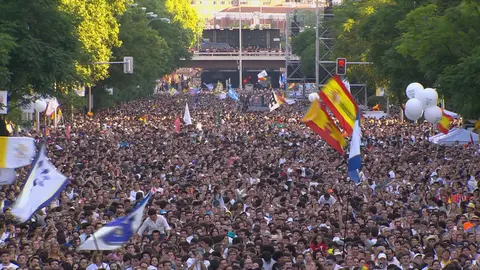 Unas 500.000 personas asisten a la vigilia en la plaza de Lima, seg&uacute;n Delegaci&oacute;n de Gobierno (foto: La 7)
