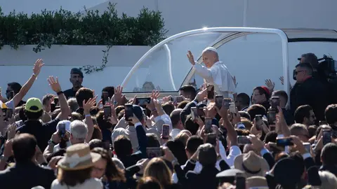 Le&oacute;n XIV llega a la plaza de Cibeles en Madrid en su papam&oacute;vil (foto: EP)