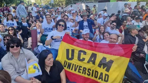 Un grupo de peregrinos de la UCAM han participado en la vigilia de j&oacute;venes en la plaza de Lima y en la Misa del Corpus presididas por el papa en Madrid (foto: EP)
