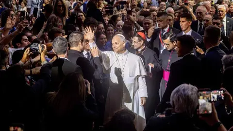 El papa Le&oacute;n XIV llega al encuentro 'Tejer redes con el mundo de la cultura, la educaci&oacute;n, la empresa y el deporte', en el Movistar Arena (foto: EP)