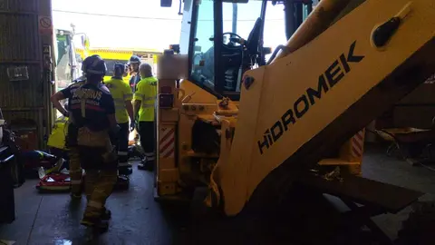 Servicios de emergencia no han podido salvar a un hombre que ha muerto al caer sobre &eacute;l una retroexcavadora
