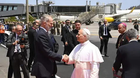 El Rey Felipe VI y el Papa Le&oacute;n XIV conversan durante la celebraci&oacute;n de la ceremonia oficial de despedida al Papa Le&oacute;n XIV, en el Aeropuerto Internacional de Tenerife Norte-Los Rodeos
- Elo&iacute;sa P&eacute;rez / ACFI - Europa Press