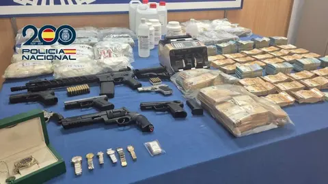 Los agentes incautaci&oacute;n de 30 kilos de coca&iacute;na, 12 kilos de MDMA, m&aacute;s de 720.000 euros en efectivo, cinco armas de fuego, un lingote de plata y 21 veh&iacute;culos
- POLIC&Iacute;A NACIONAL