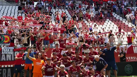 Los jugadores del Real Murcia Imperial celebran con los aficionados el triunfo ante el CD Pamplona | Foto: Real Murcia