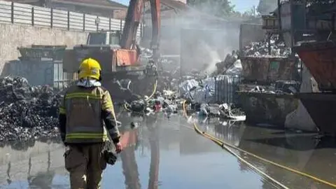 Incendio en una chatarrer&iacute;a de pedan&iacute;a murciana de Casillas (foto: Bomberos Murcia)