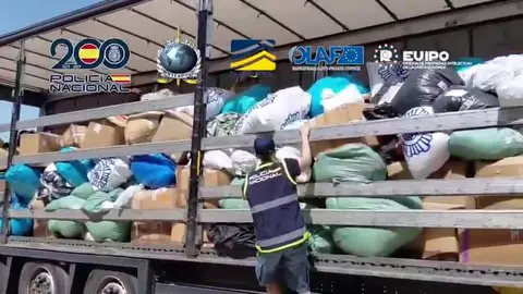 95 detenidos tras intervenir m&aacute;s de 66 toneladas de equipaciones de f&uacute;tbol falsificadas