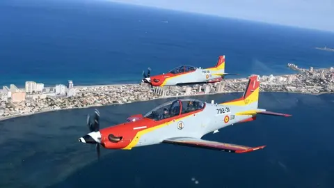 El Rey Felipe VI y la princesa Leonor sobrevuelan el cielo de la Regi&oacute;n en Pilatus