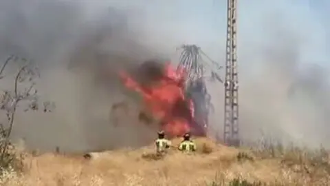 Incendio de vegetaci&oacute;n en el barrio Peral de Cartagena (foto: La 7)