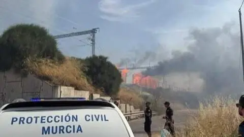Un incendio de matorral junto a la v&iacute;a del AVE en Beniaj&aacute;n afecta a equipamiento ferroviario (foto: Protecci&oacute;n Civil de Murcia)
