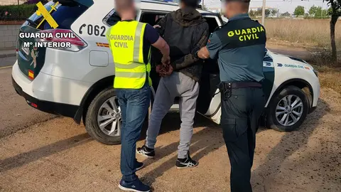 Dos agentes de la Guardia Civil custodian al detenido en la Operaci&oacute;n 'Chichar'
- GUARDIA CIVIL