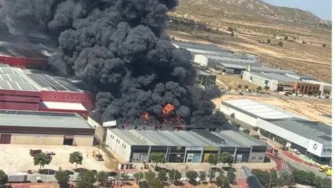 Un incendio afecta a m&aacute;s de una decena de naves en Yecla (foto: 112 Regi&oacute;n de Murcia)
