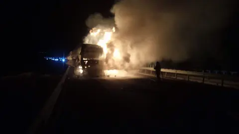 Imagen del cami&oacute;n en llamas en Jumilla | Foto: CEIS