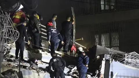 Miembros de los equipos de emergencias trabajan para ayudar a los afectados por los terremotos en Venezuela (foto: EP)