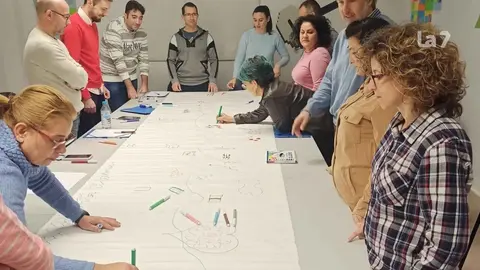 La iniciativa permitir&aacute; a 60 personas desempleadas recibir orientaci&oacute;n laboral gratuita para encontrar trabajo en un plazo de cien d&iacute;as, formando parte de un equipo dirigido por un experto en 'coaching'