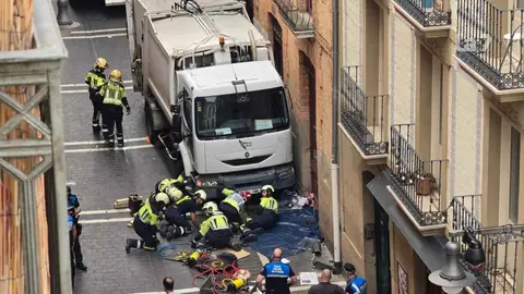 Un cami&oacute;n de la basura sin frenos mata a una persona y hiere a cuatro en el Casco Antiguo de Pamplona