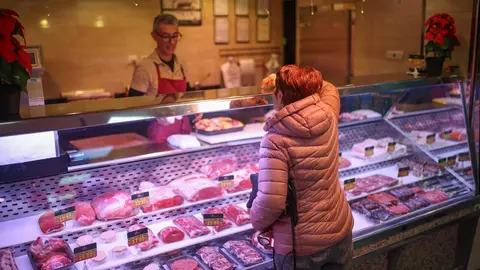 Archivo - Una persona comprando
- Alejandro Mart&iacute;nez V&eacute;lez - Europa Press - Archivo