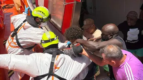 Rescatadas seis personas tras el hundimiento de una patera en la costa de Cartagena (foto: Salvamento Mar&iacute;timo)