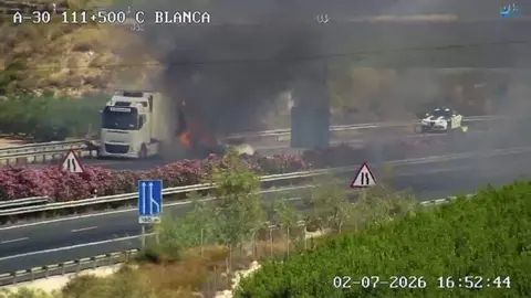 Incendio de un cami&oacute;n a la altura de Blanca, en la A-30 (foto: DGT)