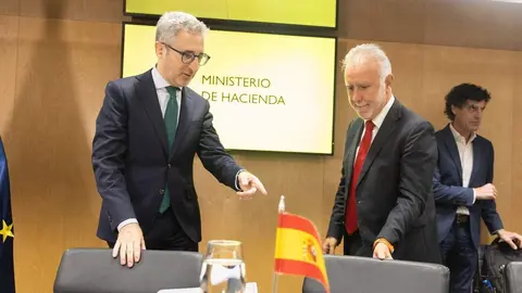 El ministro de Hacienda, Arcadi Espa&ntilde;a, y el ministro de Pol&iacute;tica Territorial y Memoria Democr&aacute;tica, &Aacute;ngel V&iacute;ctor Torres, durante una reuni&oacute;n del Consejo de Pol&iacute;tica Fiscal y Financiera (CPFF) en el Ministerio de Hacienda (foto: La 7)