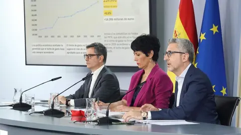 El ministro de Presidencia, Justicia y Relaciones con las Cortes, F&eacute;lix Bola&ntilde;os, la ministra de Inclusi&oacute;n, Seguridad Social y Migraciones y portavoz del Gobierno, Elma Saiz, y el ministro de Hacienda, Arcadi Espa&ntilde;a, durante una rueda de prensa (foto: EP)