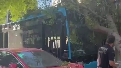 Ocho heridos tras chocar un autob&uacute;s contra una vivienda en Cartagena (foto: La 7)
