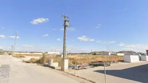 Torreta el&eacute;ctrica, situada en el Cabezo de Torres, en donde se ha hallado el cad&aacute;ver de un hombre de mediana edad (foto: Google)