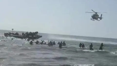 Una patera llega a la costa de &Aacute;guilas y desembarca en Cabo Cope ante la presencia de ba&ntilde;istas (foto: La 7)