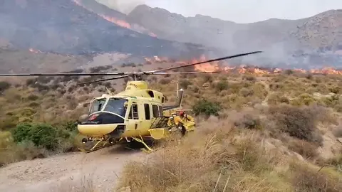 Incendio forestal en la Sierra de Las Moreras de Mazarr&oacute;n: movilizados medios terrestres y a&eacute;reos (foto: 112)