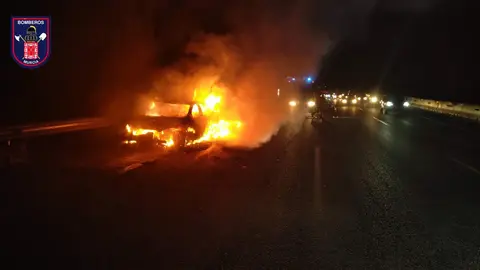 Coche ardiendo en la A-30