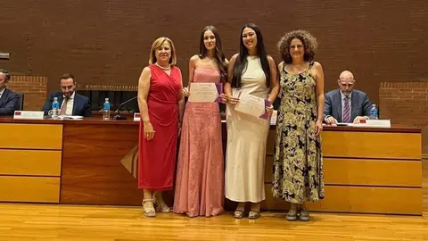 Dos estudiantes de la UCLM reciben becas de Fundaci&oacute;n Hefame para realizar pr&aacute;cticas en farmacias rurales (foto: Hefame)