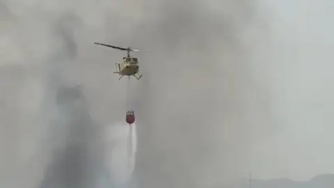 Medios a&eacute;reos trabajan en el incendio de matorral que ha obligado a desalojar varias viviendas en Cieza