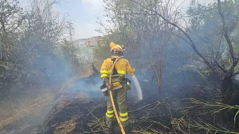 Bombero apagando el incendio (foto: 1-1-2)