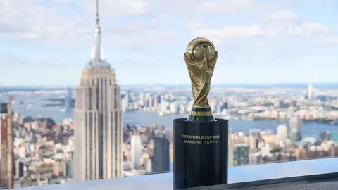 Trofeo de la Copa Mundial de la FIFA, frente al Empire State Building de Nueva York