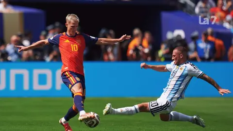 Dani Olmo lanza a puerta ante la oposici&oacute;n de Mac Allister (Foto: RFEF)