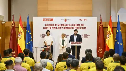 El nuevo acuerdo para los bomberos forestales incorpora m&aacute;s efectivos y mejoras salariales de hasta el 30,8% (foto: EP)