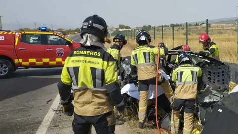 Una persona fallece y otra es trasladada al hospital tras un accidente entre un turismo y un cami&oacute;n en Lorca (foto: 112)